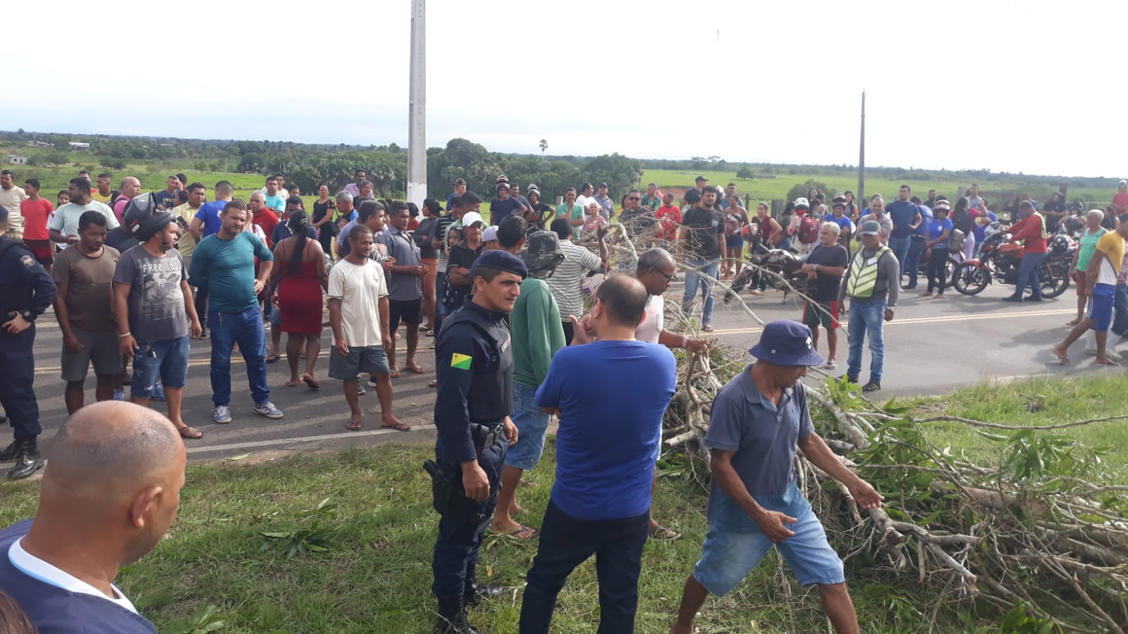 Moradores do Projeto Canaã, em Mâncio Lima, interditam via e protestam por falta de água e energia