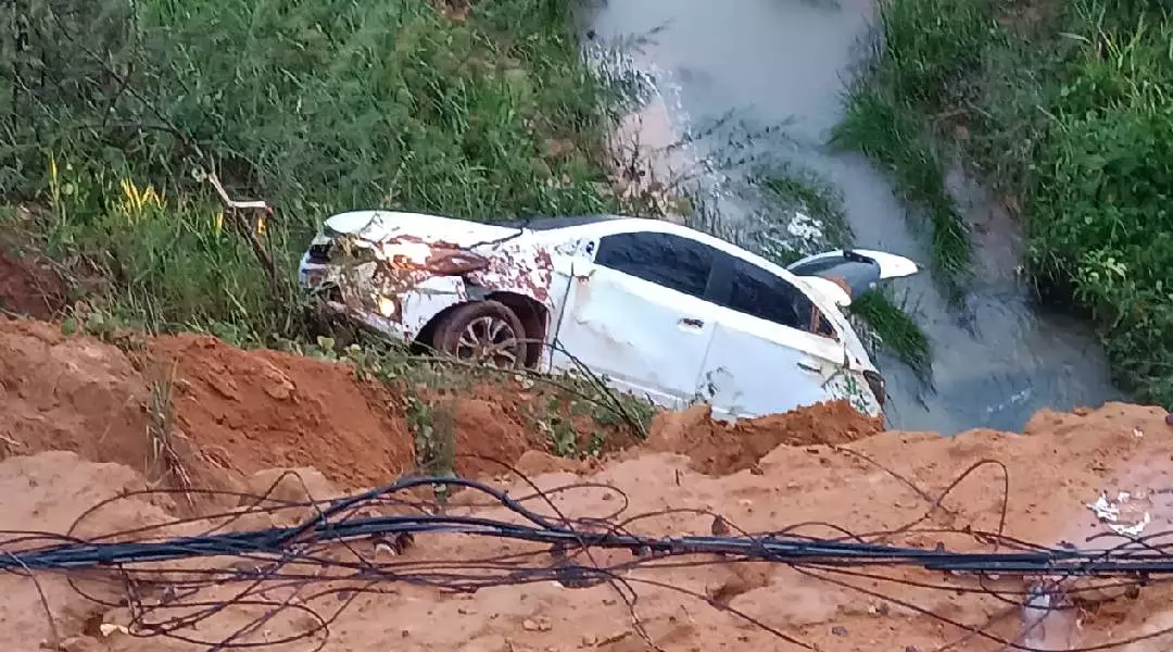 Veículo sai da via e cai em ribanceira na AC-405 em Cruzeiro do Sul