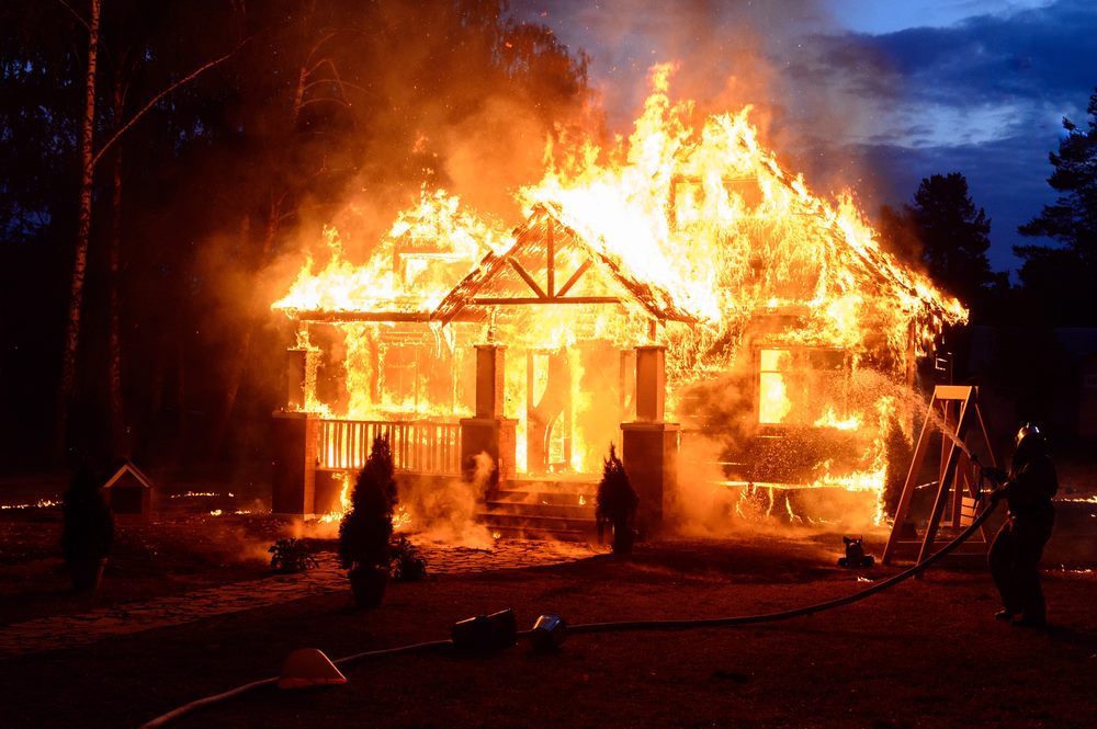 Após consumir bebida alcoólica, homem incendeia a própria casa em Rio Branco