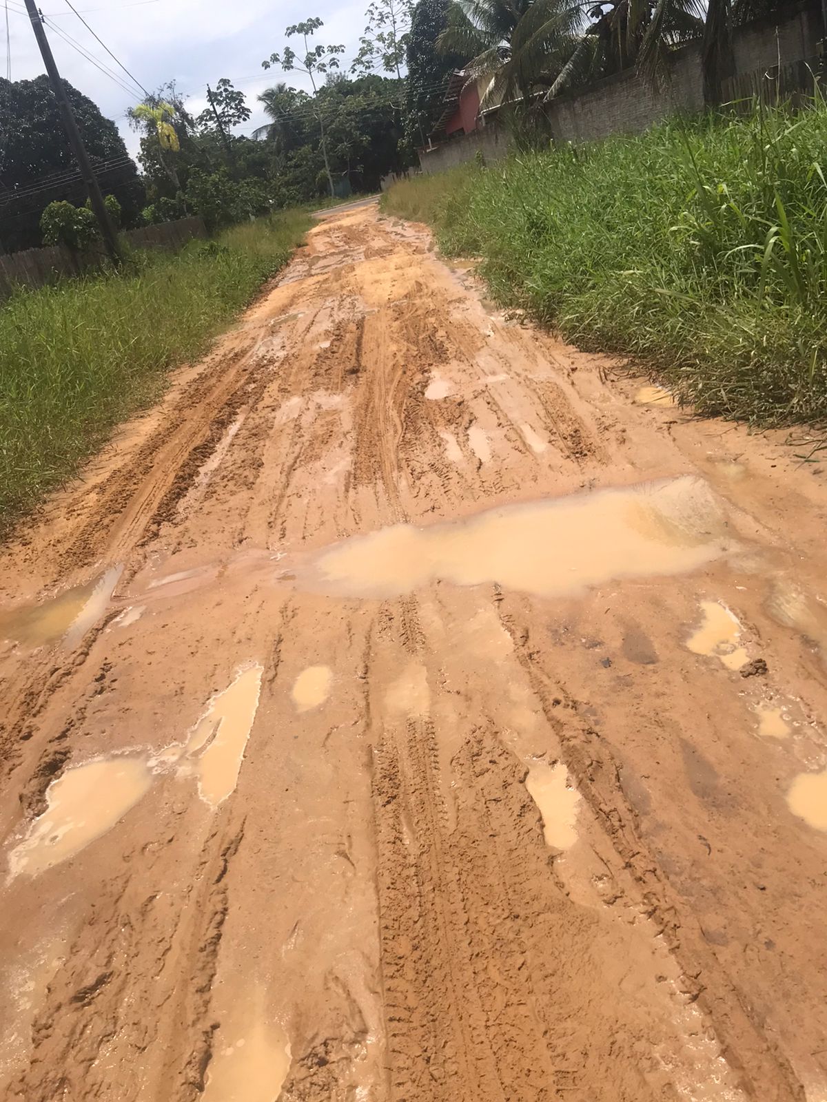 Com buracos e lama, moradores cobram melhorias em rua de Mâncio Lima.