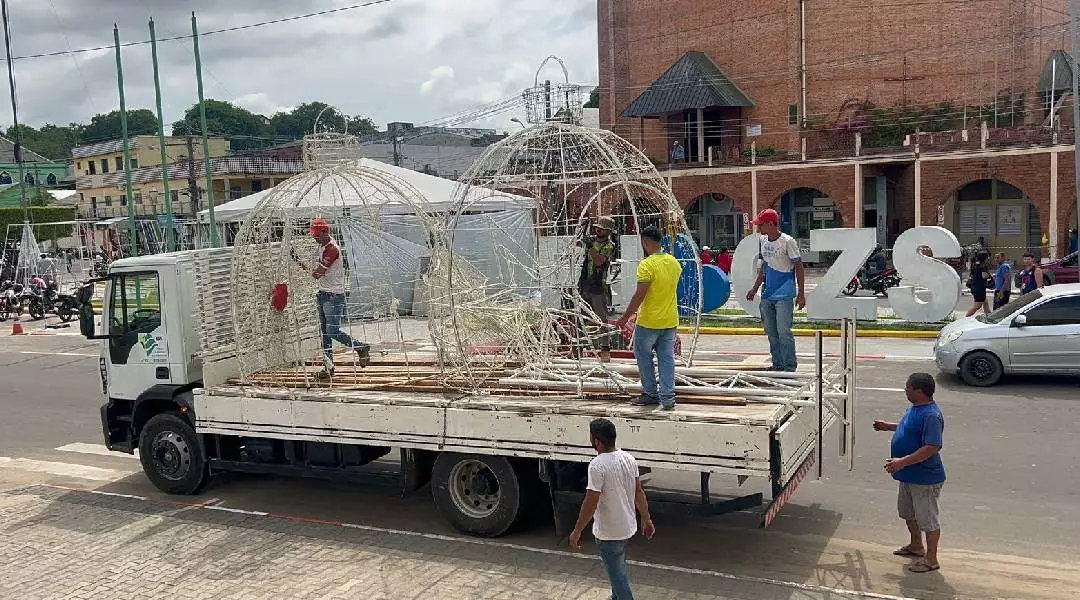 Cruzeiro do Sul se prepara para celebrar o Natal com grande decoraçãoc