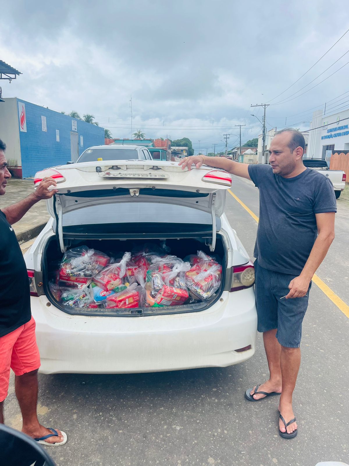 Médico de Mâncio Lima entrega cestas básicas para famílias carentes do município.