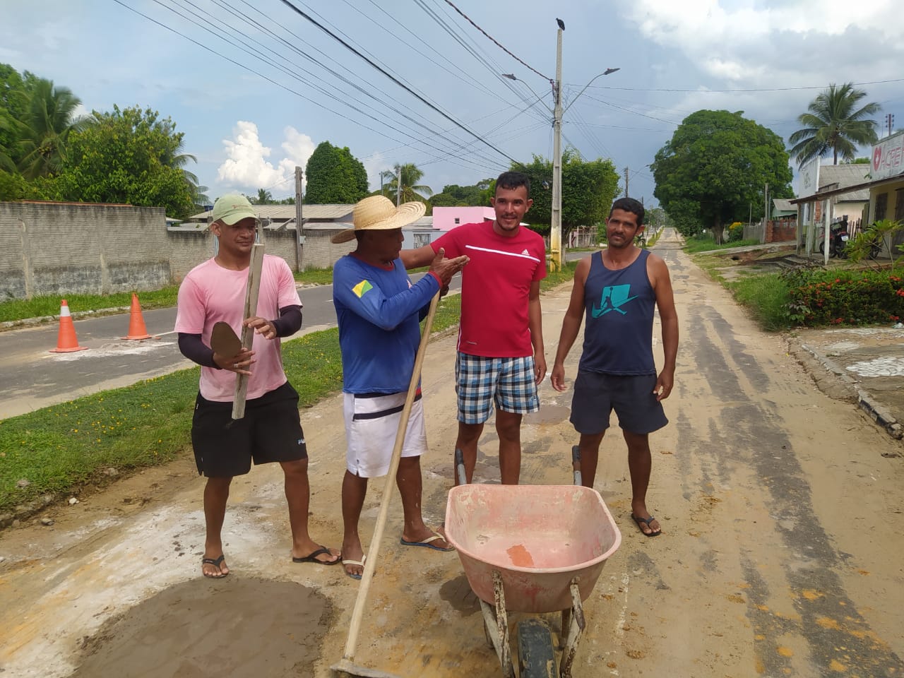 Após acidente, Os moradores decidiram tampar os buracos para evitar novos acidentes em mâncio lima. Por Fagner Silva