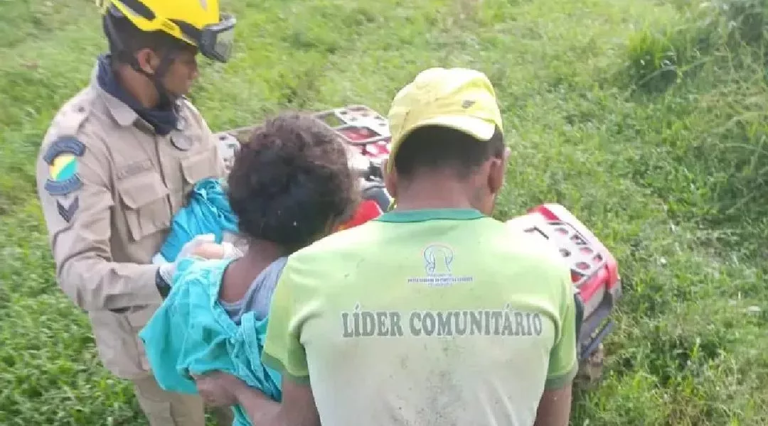 Bombeiros resgatam adolescente de treze anos em trabalho de parto em casa abandonada no Acre